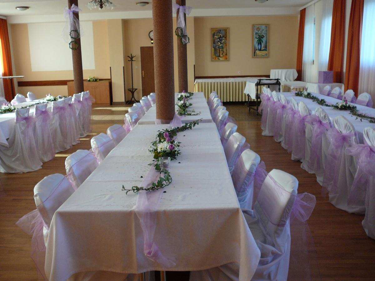 Hotel U Jezera Velky Osek Dış mekan fotoğraf